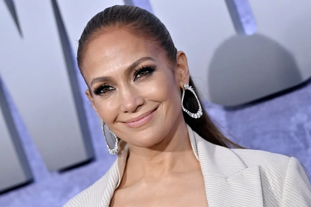 Jennifer Lopez posing at the premiere of Netflix's 'The Mother'.